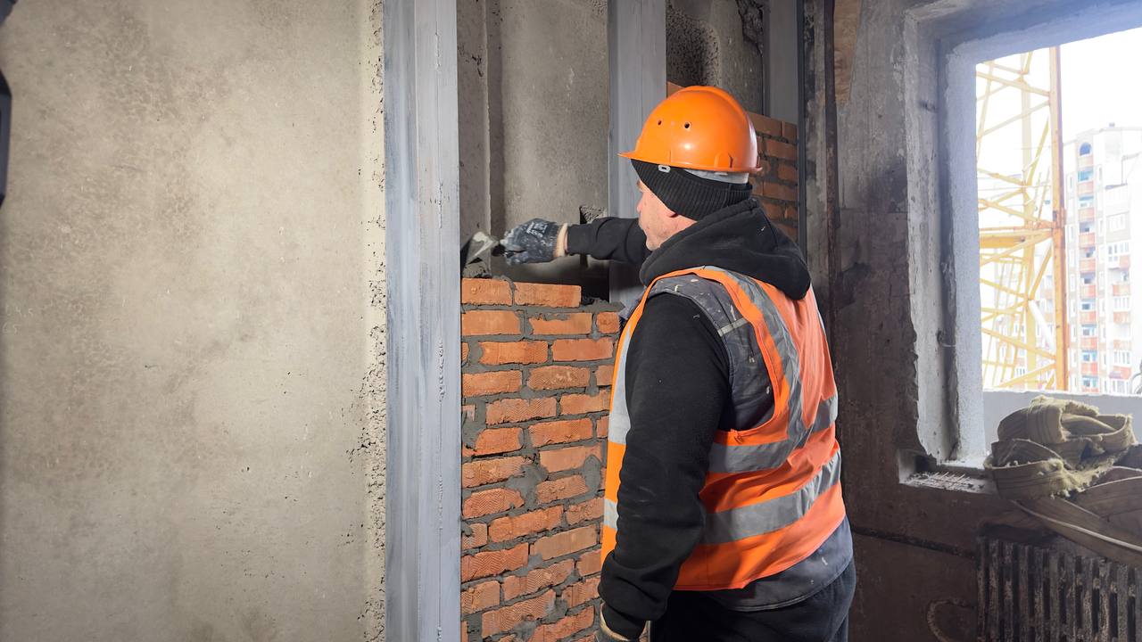 Багатоповерхівку на Кричевського відновлюють після обстрілу (фото)